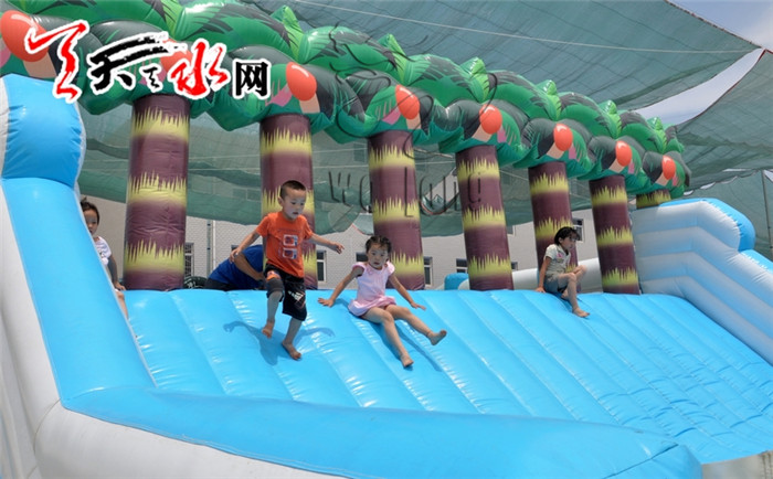 Inflatable obstacle course on water
