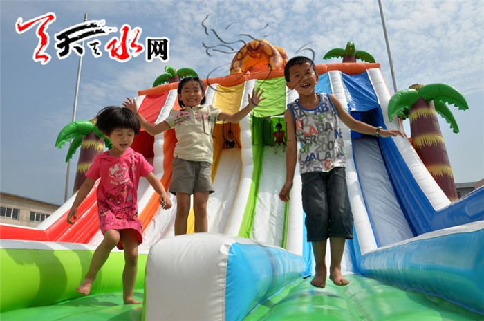 Inflatable obstacle course on water